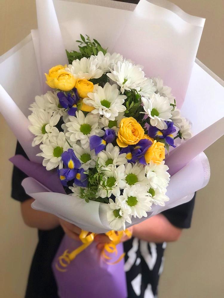 Букет цветов из: Ирисы, Хризантемы и Розы в Березанской