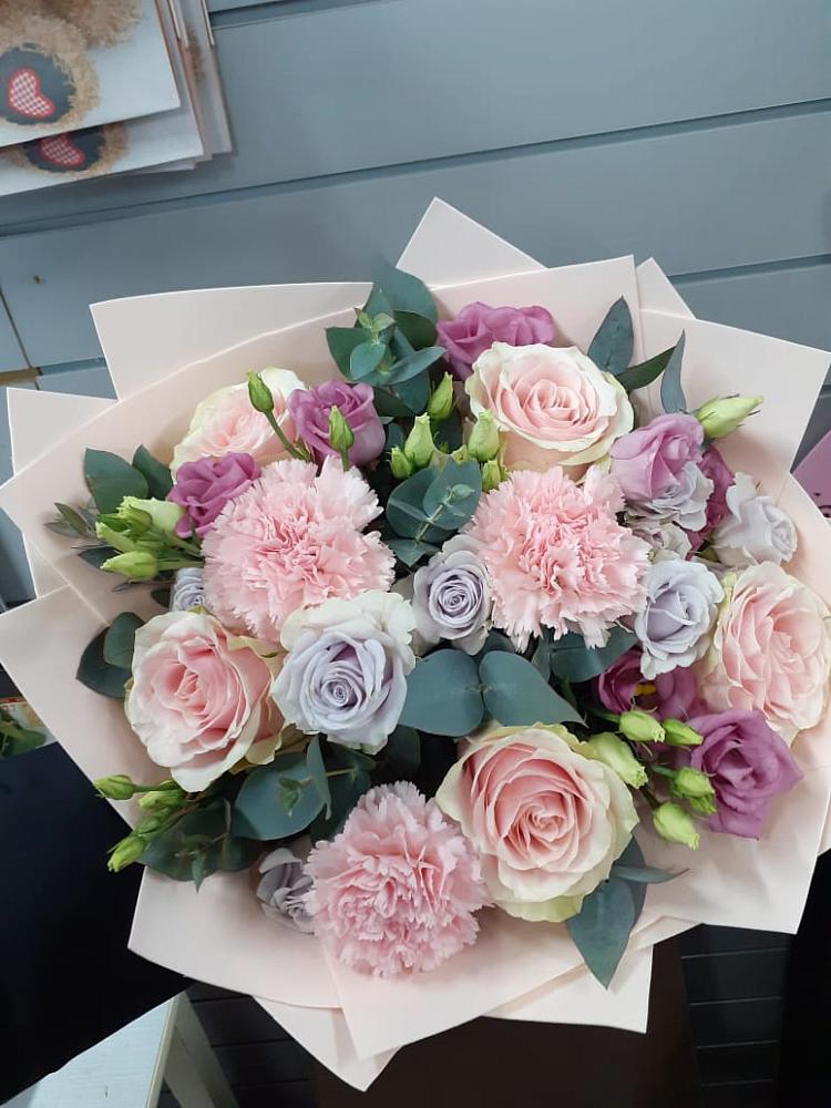 Букет цветов из: Розы, Гвоздики и Лизиантусы в Березанской